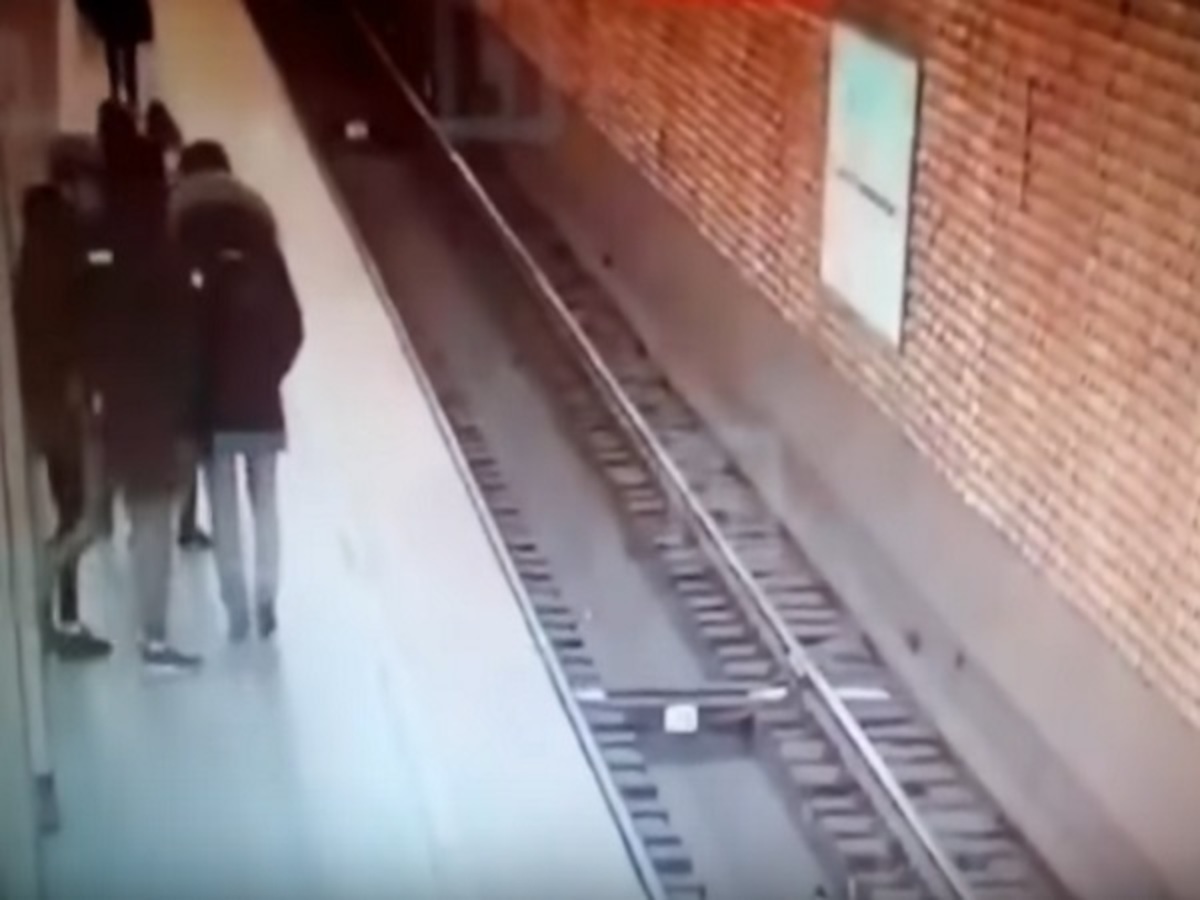 Πέταξε τον φίλο του στις γραμμές του μετρό και τον σκότωσε! [vid]