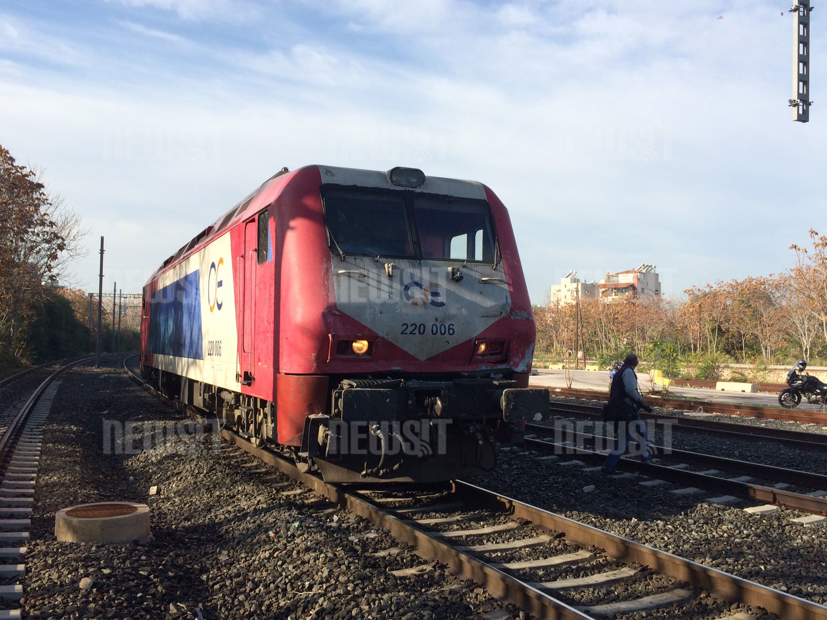 Μετωπική σύγκρουση τρένου του ΟΣΕ με συρμό του Προαστιακού στο Ρούφ – Αποκαταστάθηκε η κυκλοφορία