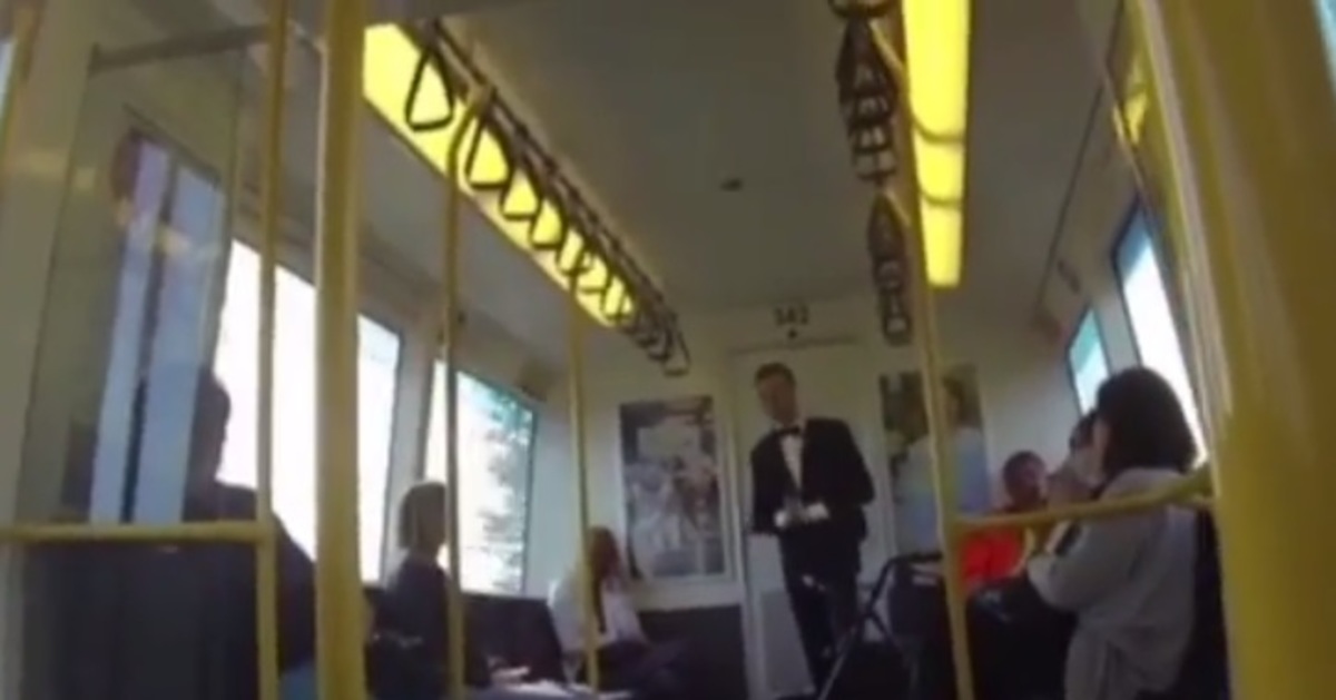 Χορεύετε; Ξαφνικό… πάρτι μέσα σε τρένο! (video)