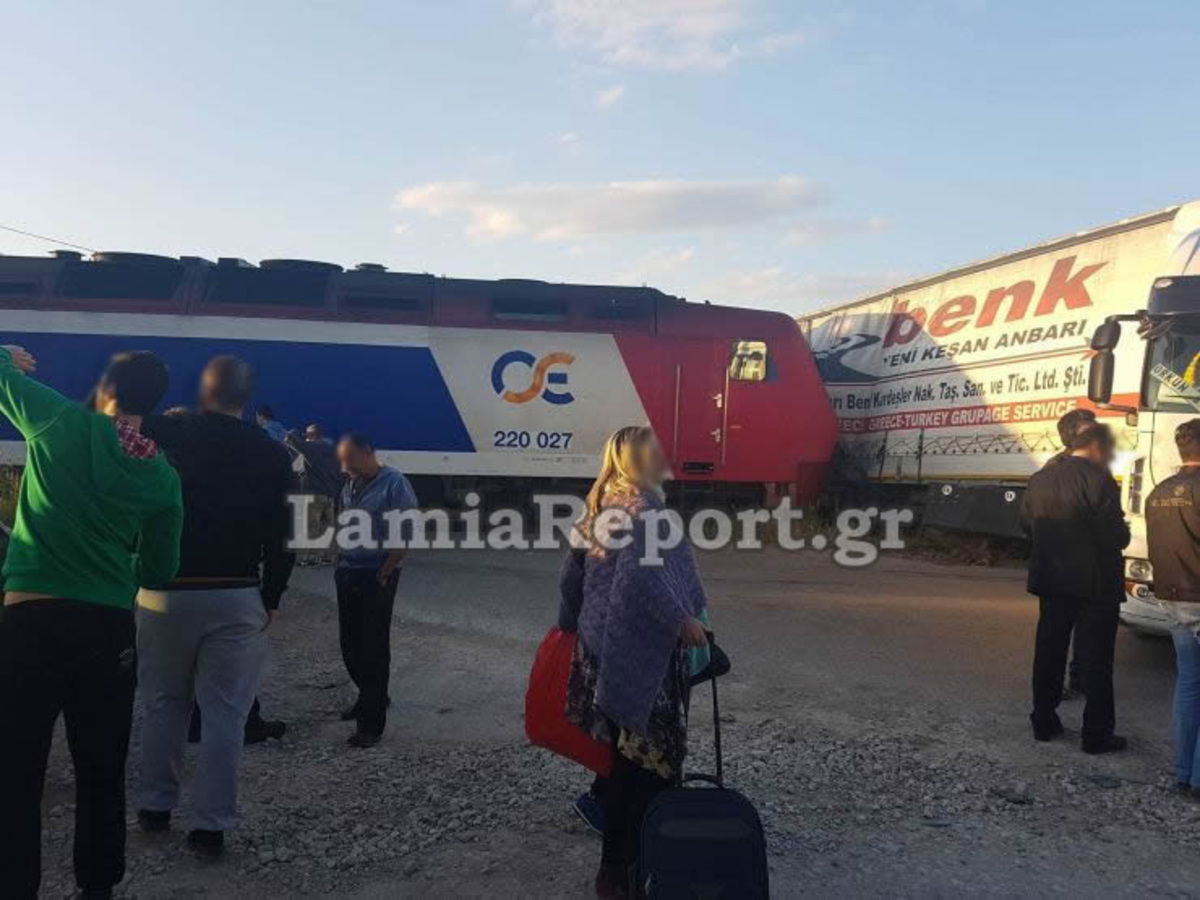 Φθιώτιδα: Σύγκρουση νταλίκας με τρένο που μετέφερε 300 επιβάτες! [pics]