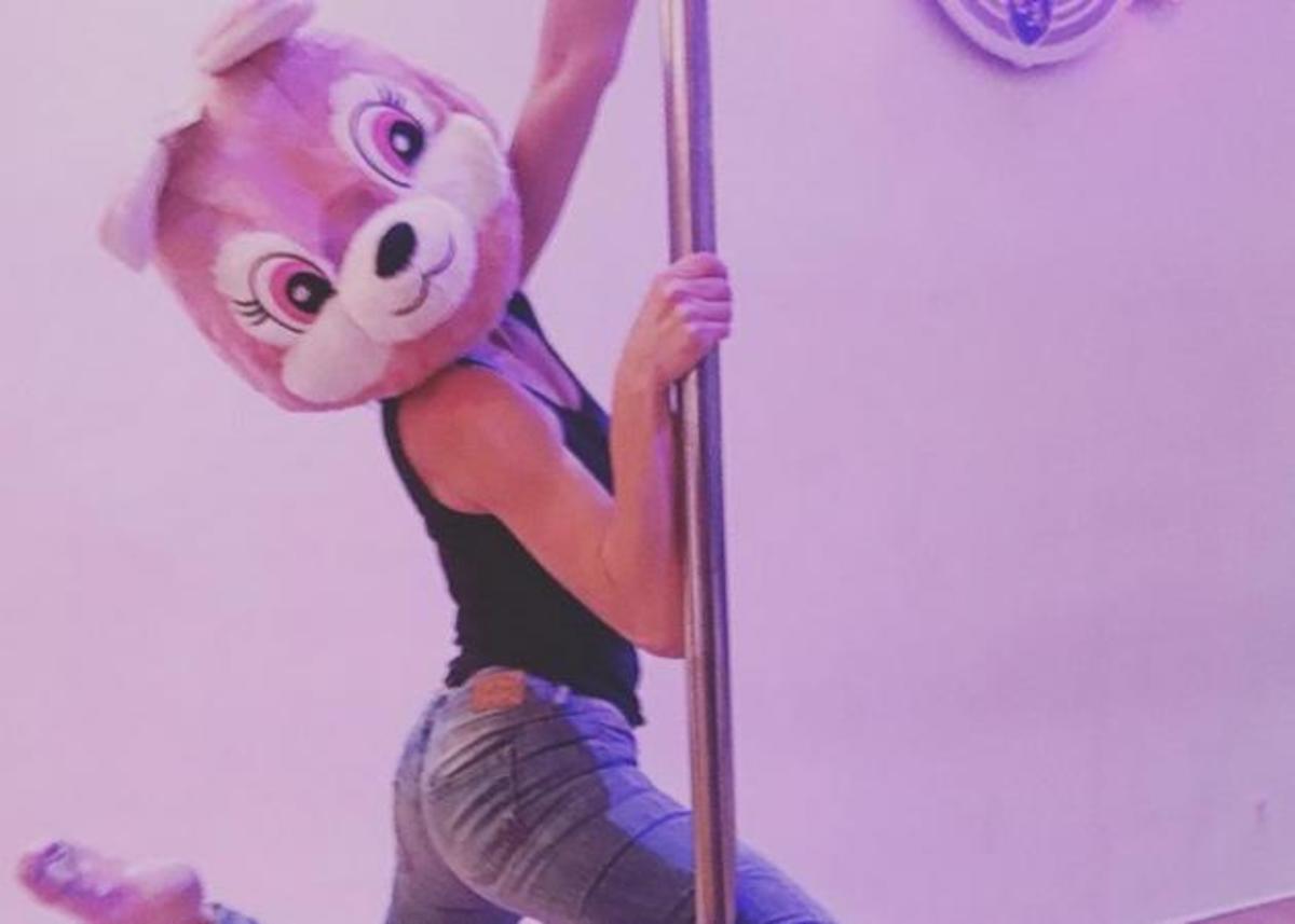 Δεν φαντάζεστε ποια είναι η ηθοποιός που χορεύει pole dancing με τη μάσκα που βλέπετε!
