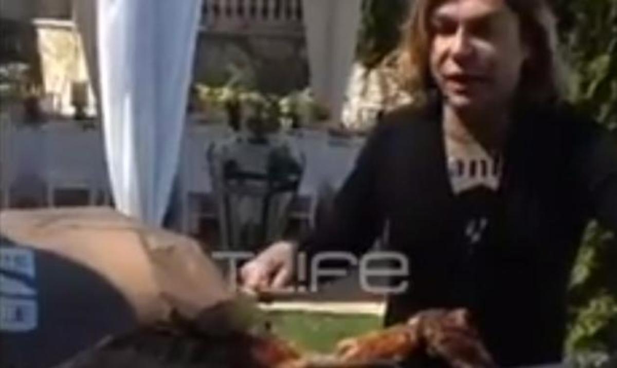 O Tρύφωνας Σαμαράς, καίγεται, την ώρα που σουβλίζει το αρνί! Βίντεο