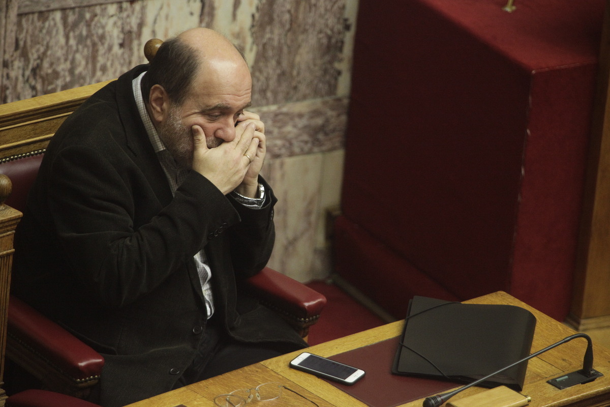 Ο Τ. Αλεξιάδης μελετά ακατάσχετο λογαριασμό για τις επιχειρήσεις – Χωρίς ΦΠΑ οι δωρεές για το προσφυγικό