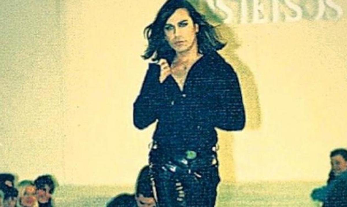 Δείτε τον Τρύφωνα Σαμαρά να κάνει πασαρέλα φορώντας ψηλοτάκουνα σε επίδειξη μόδας!