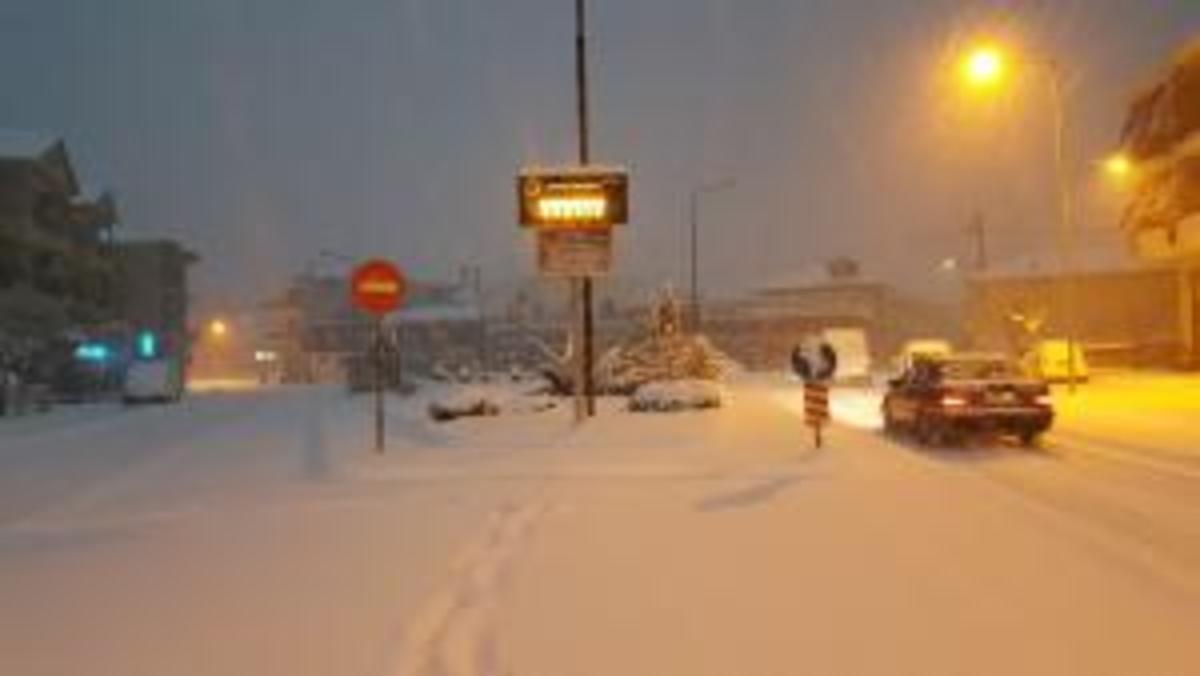 Τρίκαλα: Χιόνι στην πόλη – Κλειστά τα σχολεία