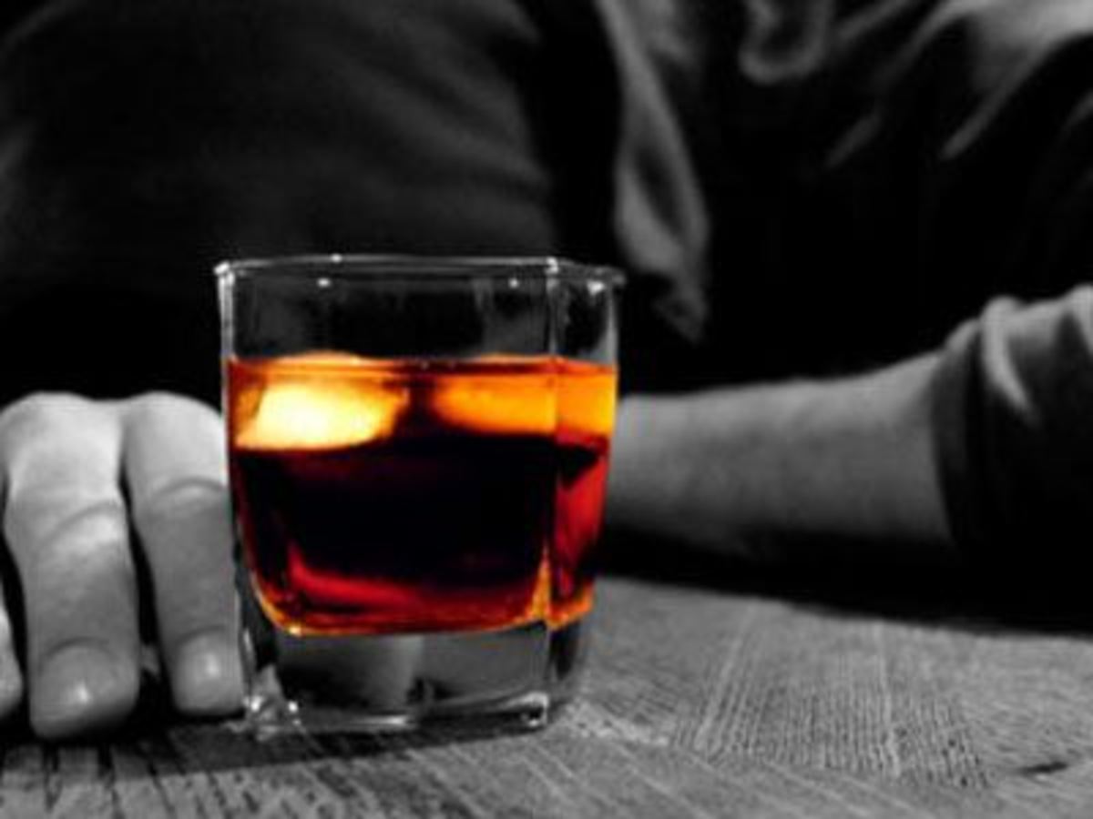 Τρίκαλα: Mέθυσε και “στόλισε” τους πολιτικούς