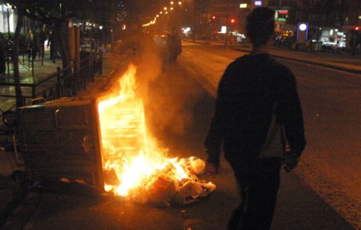 Κυκλοφορούσε, οπλοφορούσε και έβαζε φωτιές!