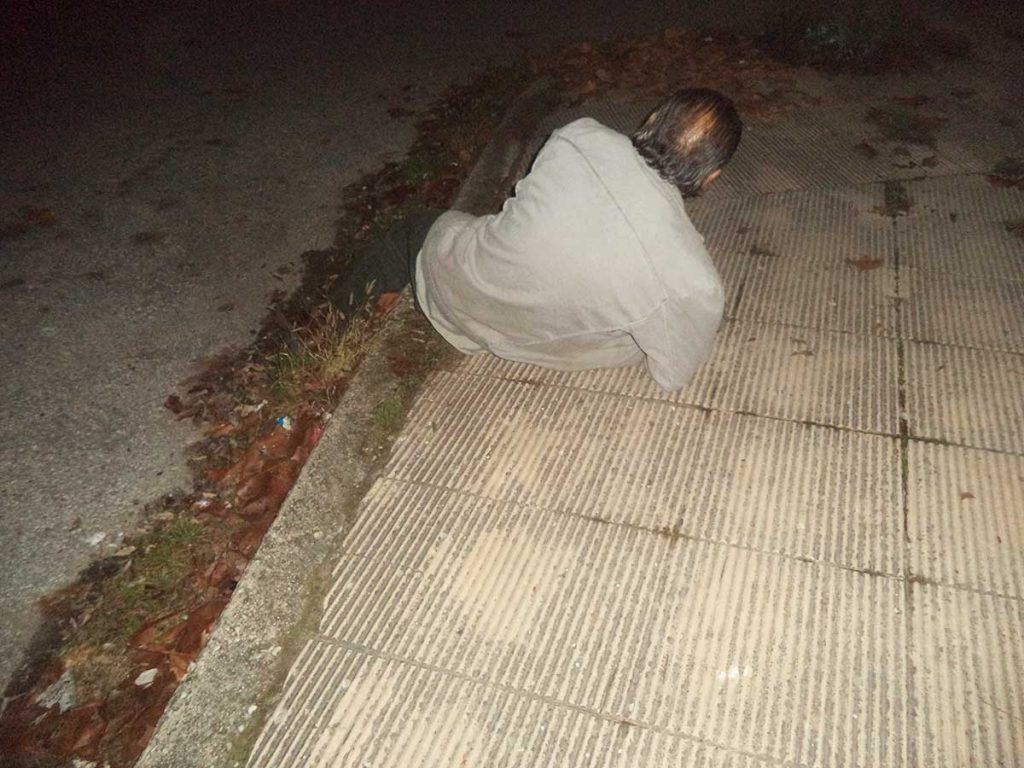 Ξάπλωσε στο δρόμο και καλούσε τους οδηγούς να τον πατήσουν