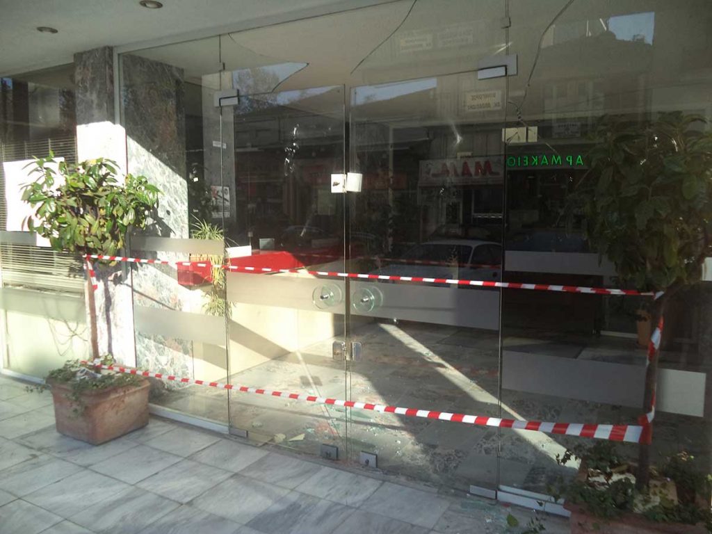 Άγνωστοι έσπασαν με τσιμέντο την γυάλινη είσοδο της Περιφέρειας στα Τρίκαλα