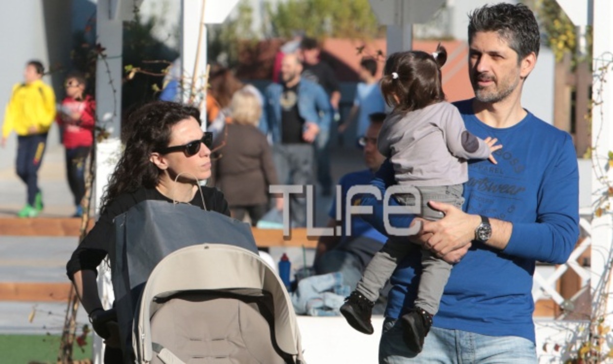 Πέγκυ Τρικαλιώτη: Κυριακάτικη βόλτα με την κόρη και τον σύζυγό της!