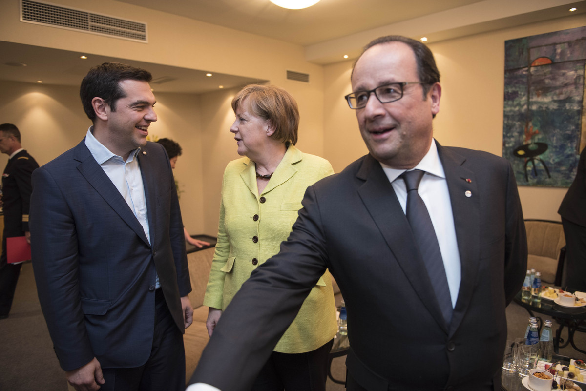 Νυχτερινή τηλεδιάσκεψη του Αλέξη Τσίπρα με Μέρκελ και Ολάντ