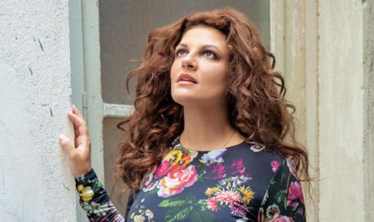 Κατέρρευσε πάνω στη σκηνή η Τάνια Τρύπη!