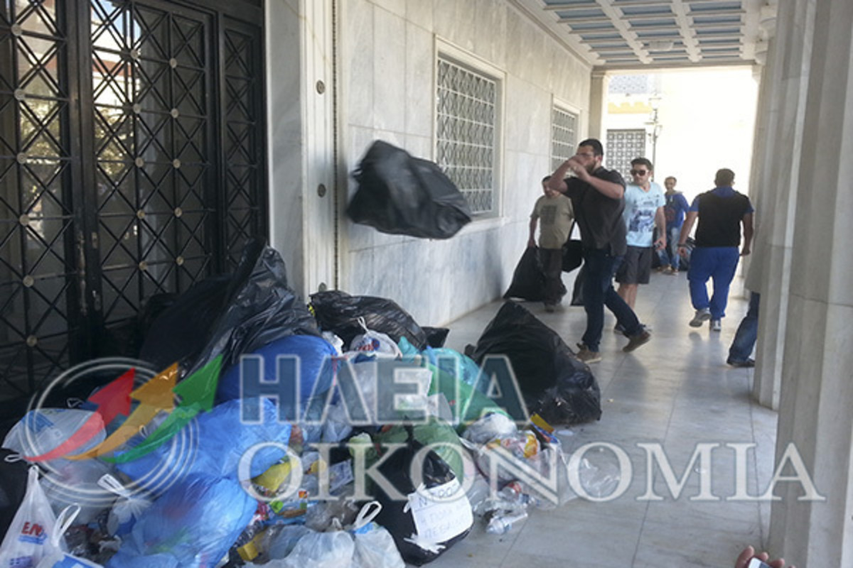 ΒΙΝΤΕΟ: Οι κάτοικοι “έχτισαν” το δημαρχείο Πύργου με τα σκουπίδια τους