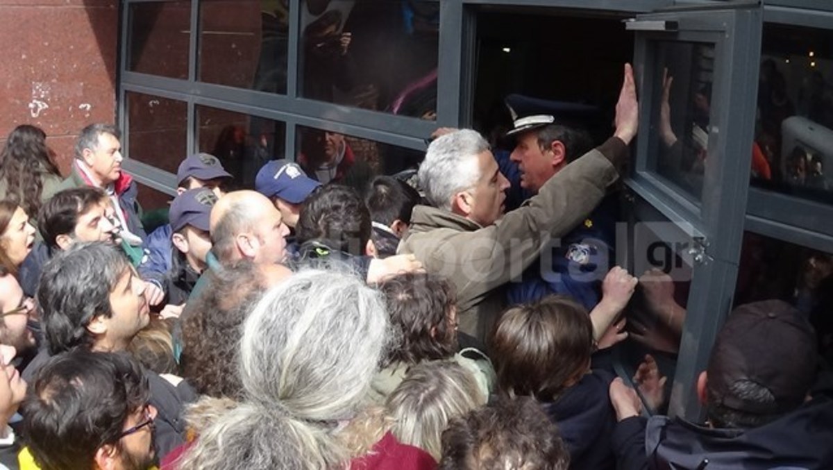 Τρίπολη: Ένταση στο δημαρχείο – Κάτοικοι πέταξαν σκουπίδια στην είσοδο (ΒΙΝΤΕΟ)