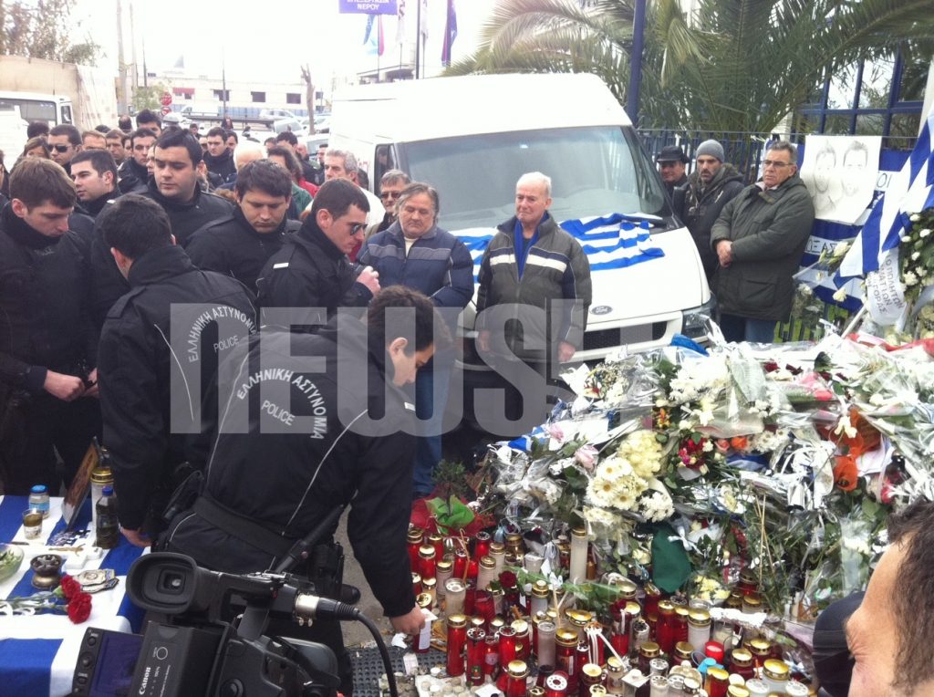 Λίγα λουλούδια από τους συναδέλφους των αδικοχαμένων αστυνομικών ΦΩΤΟ NEWSIT