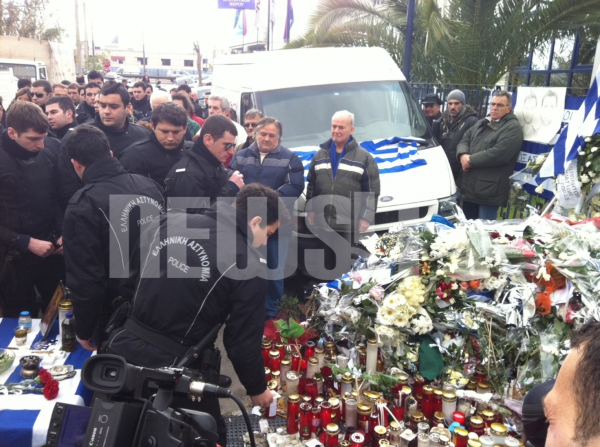 Λίγα λουλούδια από τους συναδέλφους των αδικοχαμένων αστυνομικών ΦΩΤΟ NEWSIT