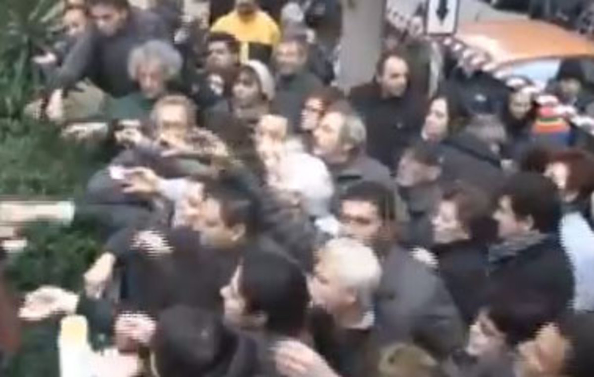 Ελλάδα 2013: Χέρια απλωμένα για μια σακούλα τρόφιμα… VIDEO