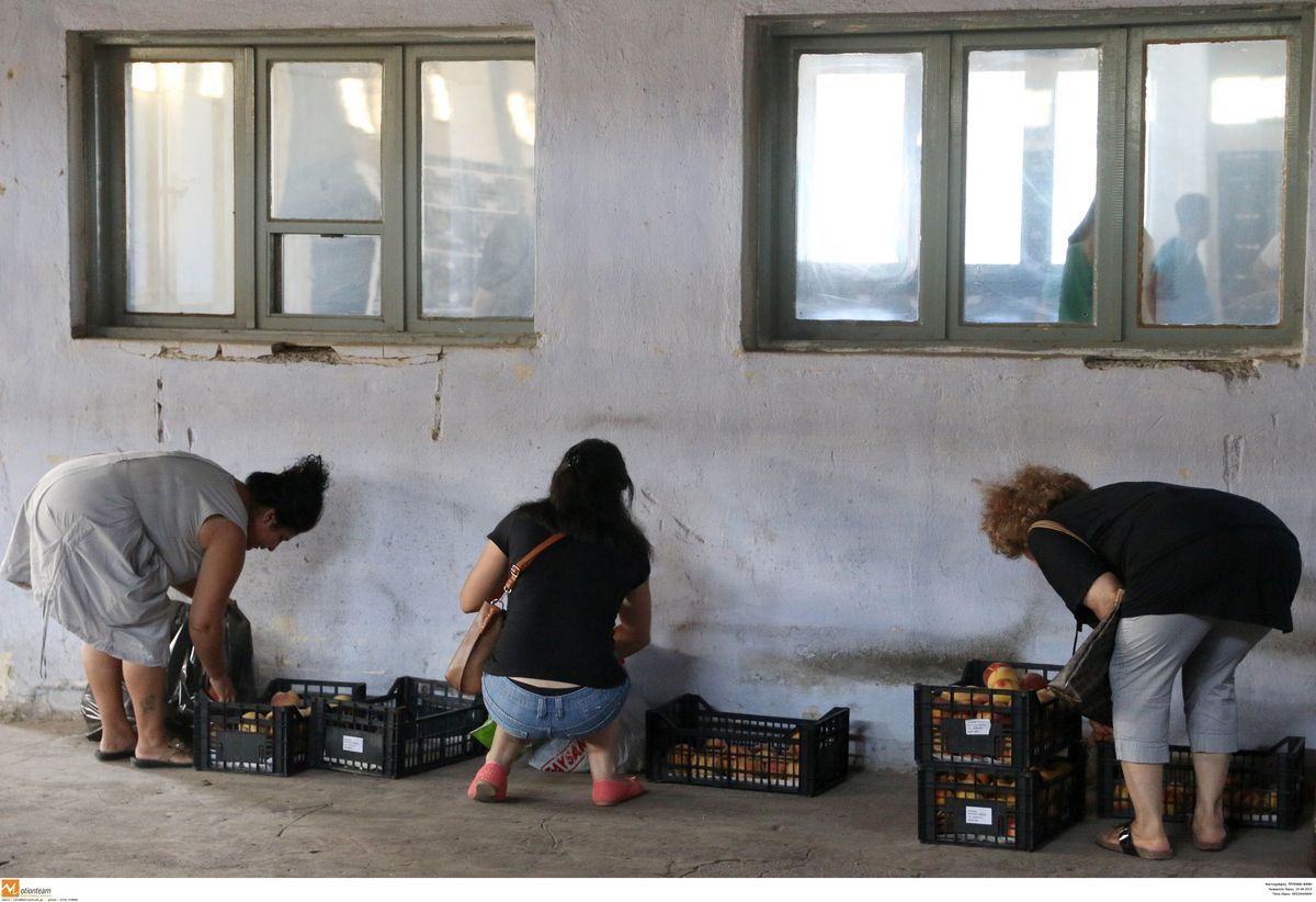 Διανομή τροφίμων σε οικονομικά αδύναμους πολίτες από το δήμο Πειραιά