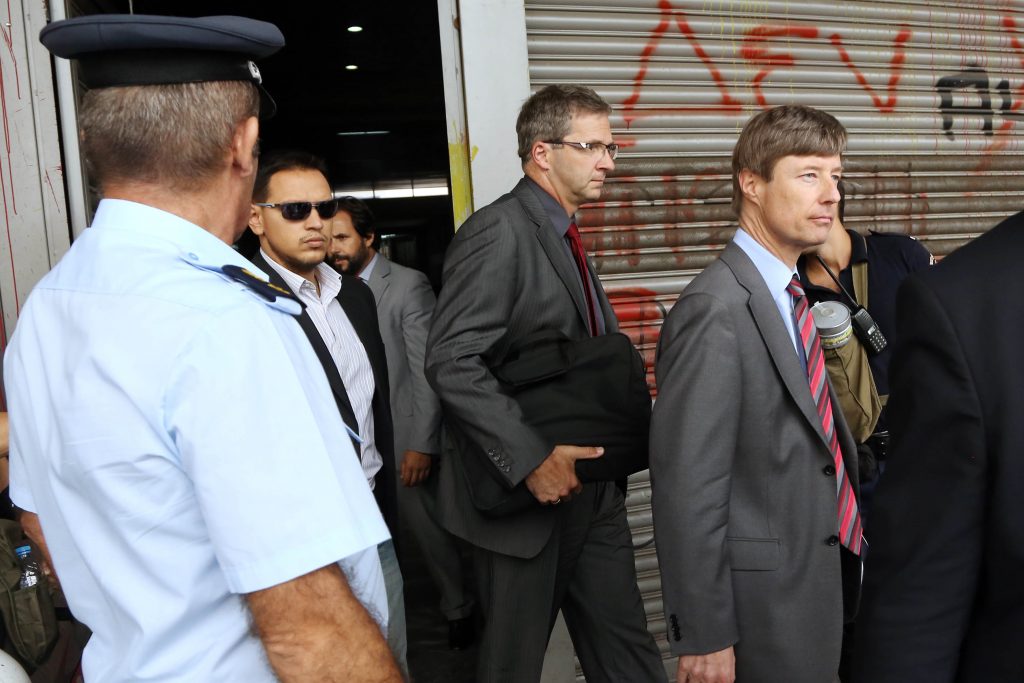 Απόφαση ΣτΕ για στρατιωτικούς: Αναμένοντας έγκριση από την τρόϊκα που κατά τ΄ άλλα “φεύγει”