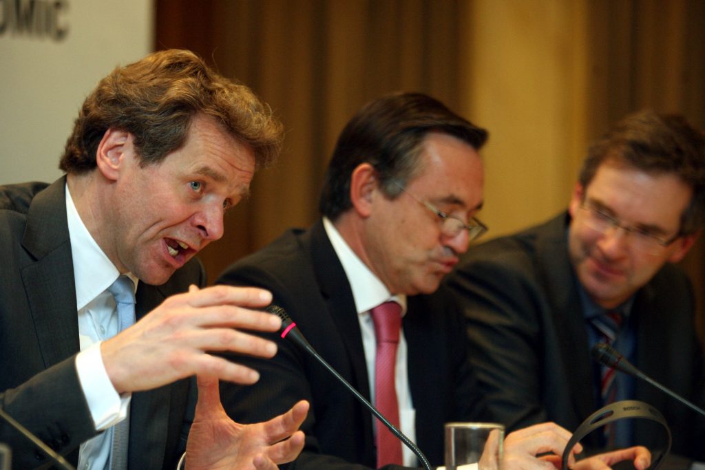 Η τρόικα …φέρνει και το 2013 κατάθλιψη στους Έλληνες!