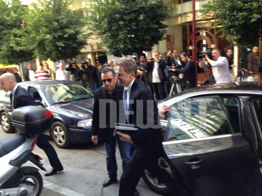 Σε εξέλιξη η συνάντηση Στουρνάρα – Τρόικας – ΦΩΤΟ