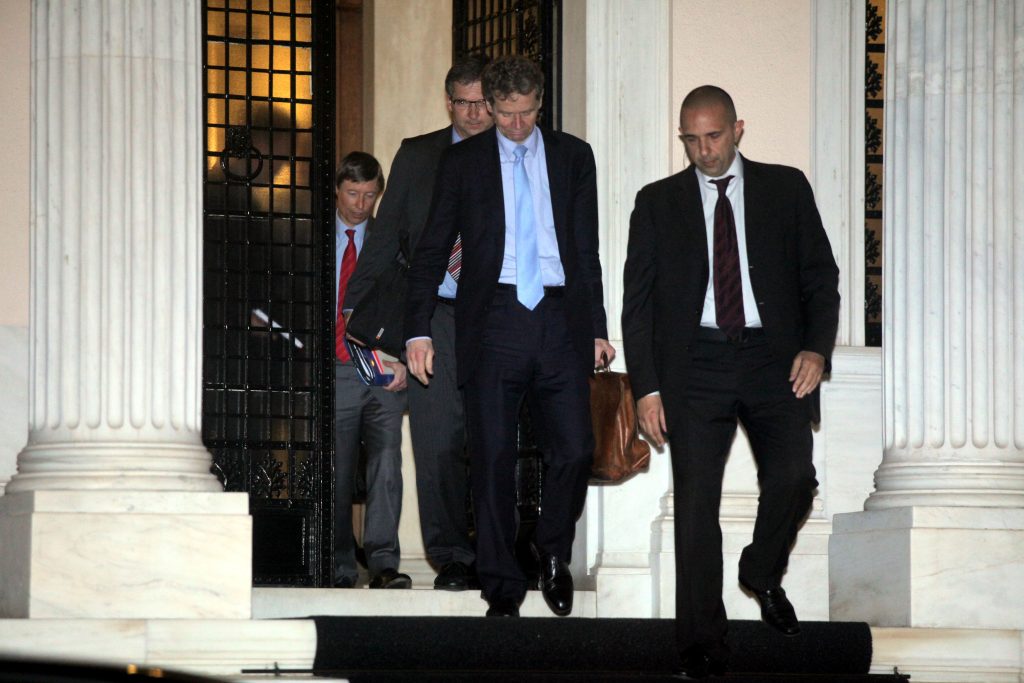 New York Times: Η τρόικα ζητά την απόλυση 25.000 δημοσίων υπαλλήλων