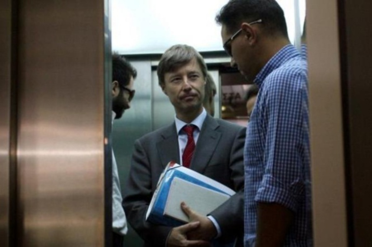 Ποιοι είναι οι Έλληνες “καταδότες” της τρόϊκας για την Άμυνα – Τι ζημιά έχουν κάνει