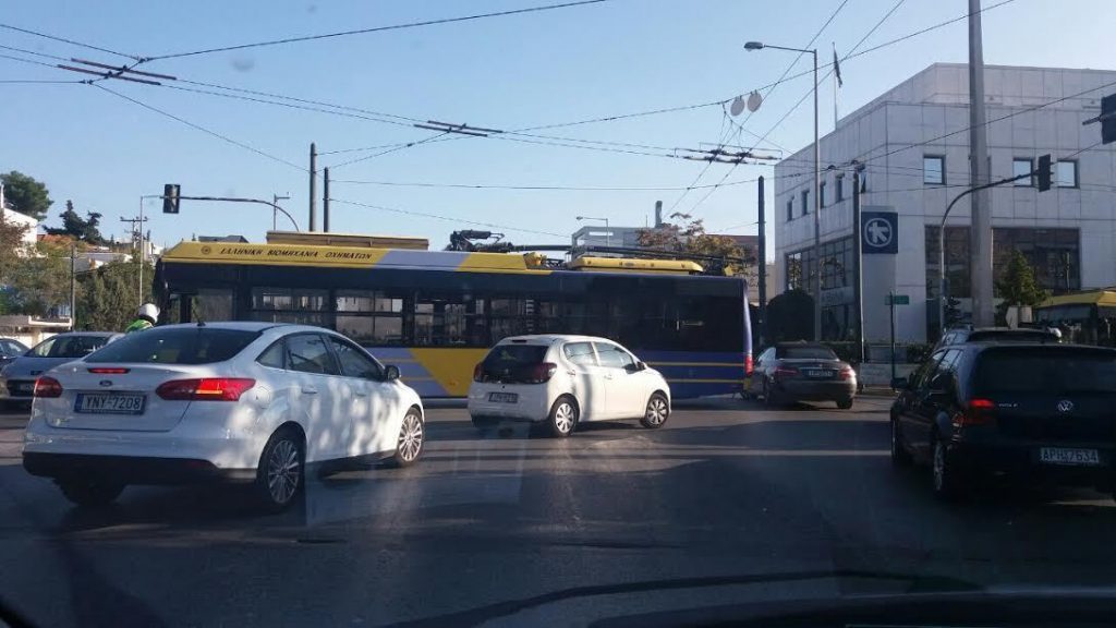 Τρόλεϊ “έμεινε” στη μέση της Κηφισίας! Απίστευτο μποτιλιάρισμα [pics]