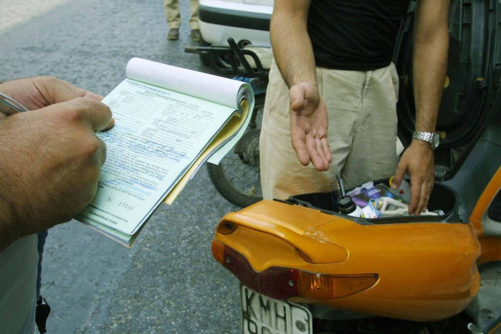 Κως: Έπαιρνε..φακελάκι για να σβήνει κλησεις