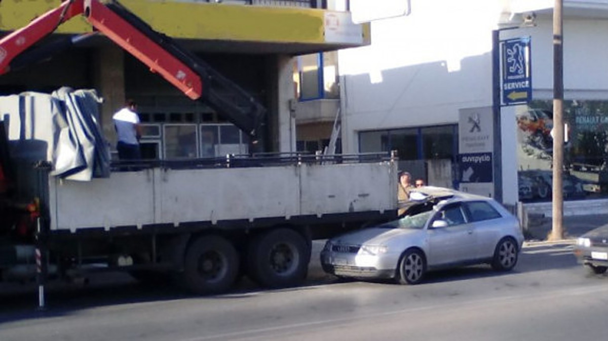Τραγικό δυστύχημα στην Κύπρο με αυτοκίνητο να “καρφώνεται” σε φορτηγό