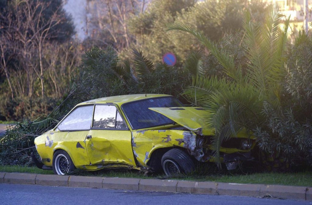 Λάρισα: 15χρονος “βούτηξε” το αυτοκίνητο του πατέρα του – Προκάλεσε δύο τροχαία και ήθελε να εξαφανιστεί