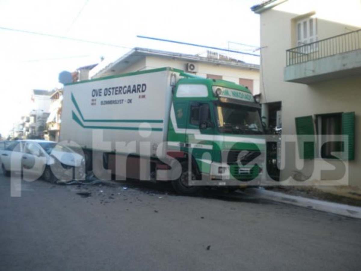 Φορτηγό ”καρφώθηκε” σε σπίτι