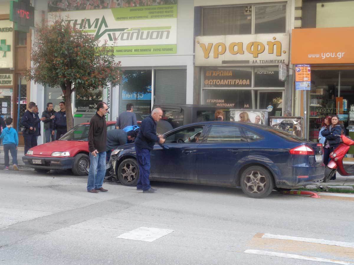 ΒΙΝΤΕΟ: Τζιπ μπούκαρε σε μαγαζί μετά από τροχαίο στα Τρίκαλα
