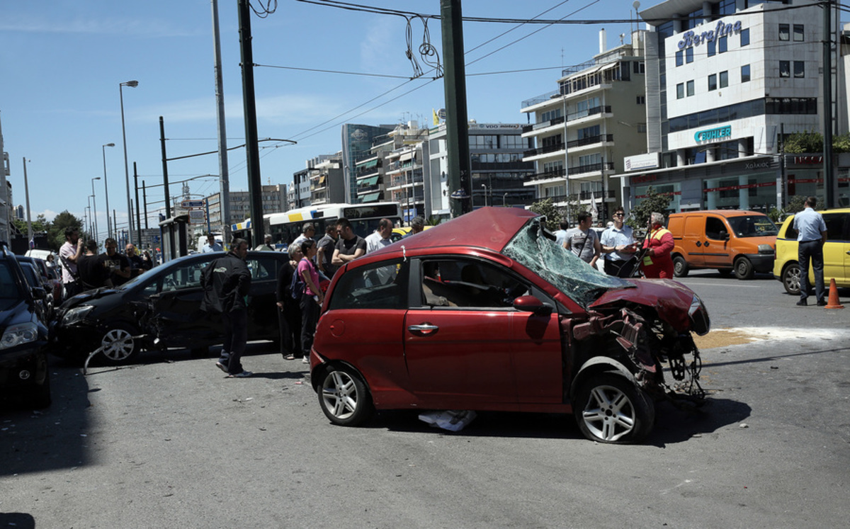 Νεκρός ο οδηγός του σοβαρού τροχαίου στην Συγγρού – Εικόνες σοκ