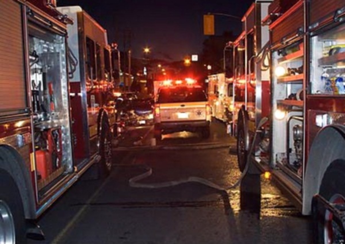 Εκρήξεις και φωτιές σε αυτοκίνητα τη νύχτα