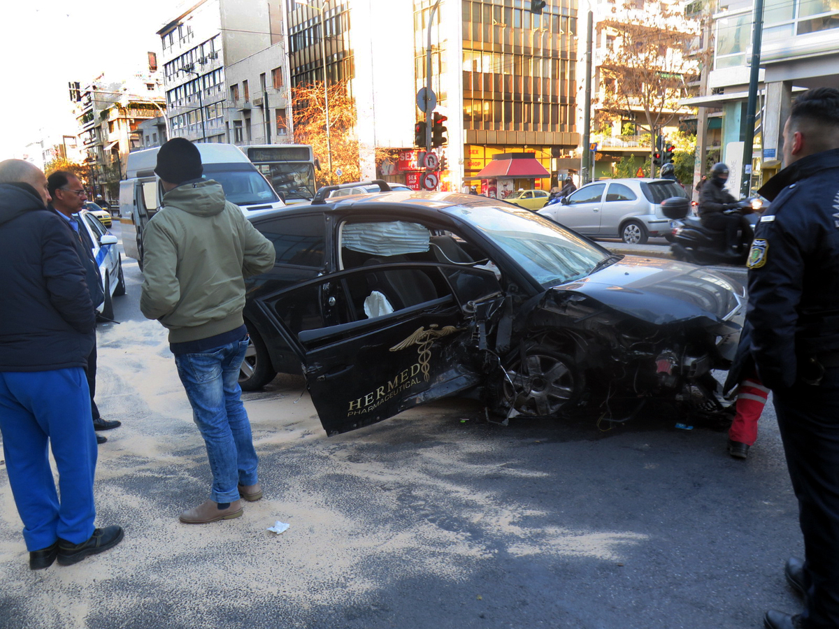 Incidente stradale a Syngrou con 6 persone ferite