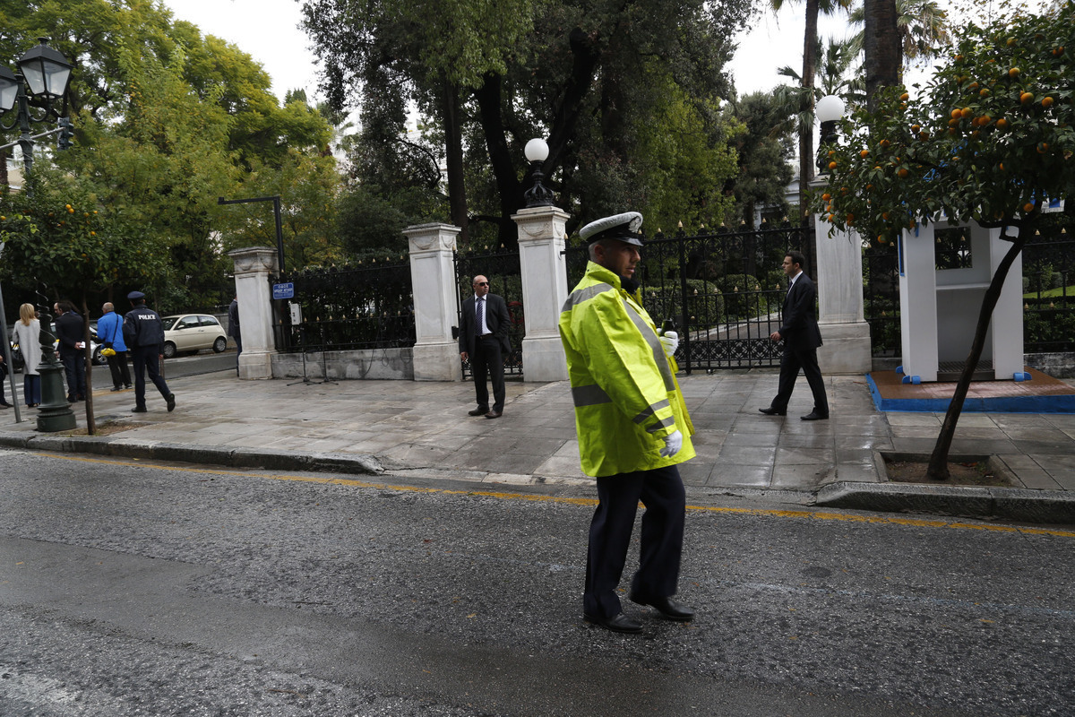 Χριστούγεννα 2015: Επιστρέφονται από αύριο πινακίδες και άδειες οδήγησης
