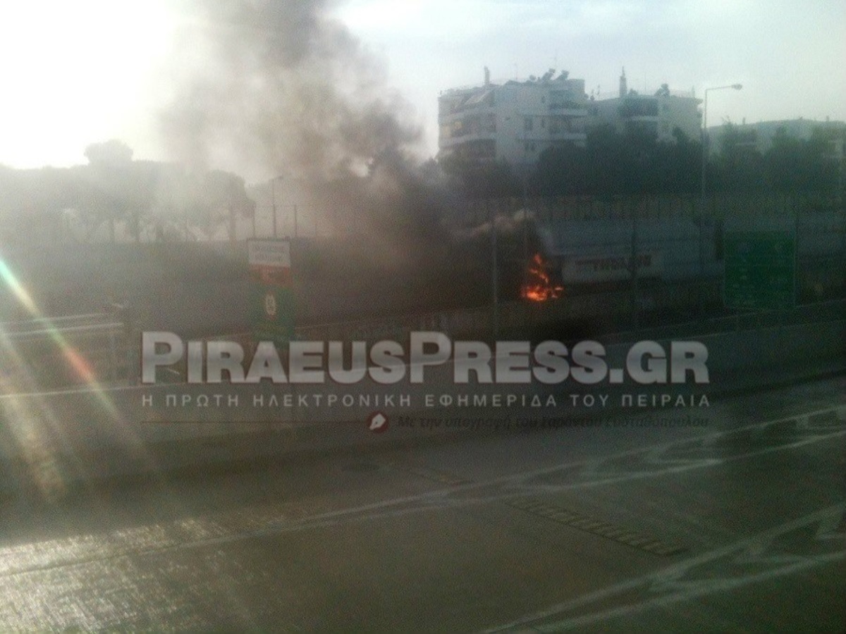 Στις φλόγες φορτηγό στην Αττική Οδό! [pics]