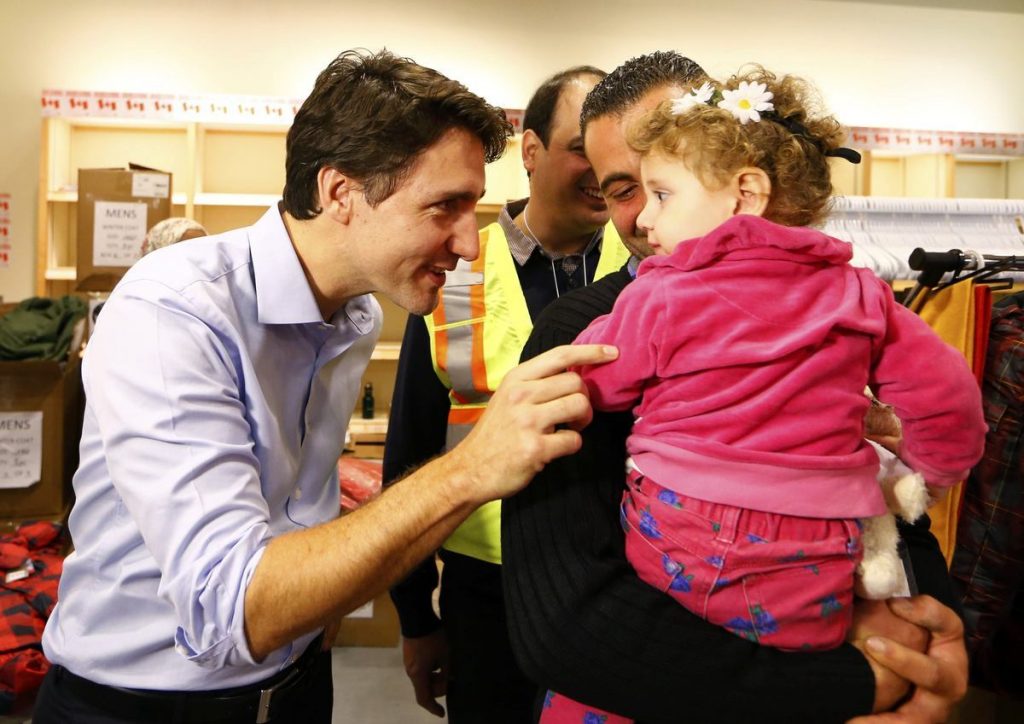Ο πρωθυπουργός του Καναδά υποδέχτηκε Σύρους πρόσφυγες στο αεροδρόμιο! (ΦΩΤΟ, VIDEO)