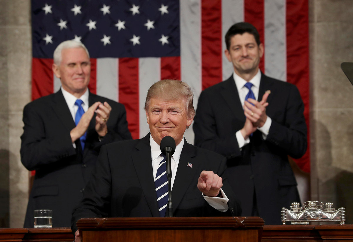 Με αποδοκιμασίες η ομιλία Τραμπ στο Κογκρέσο – “Πρώτα η Αμερική” και το… τείχος [pics, vids]