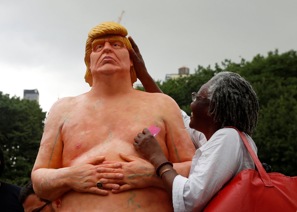 Ντόναλντ Τραμπ: Ο “βασιλιάς” είναι γυμνός! (Κυριολεκτικά) [pics, vids]