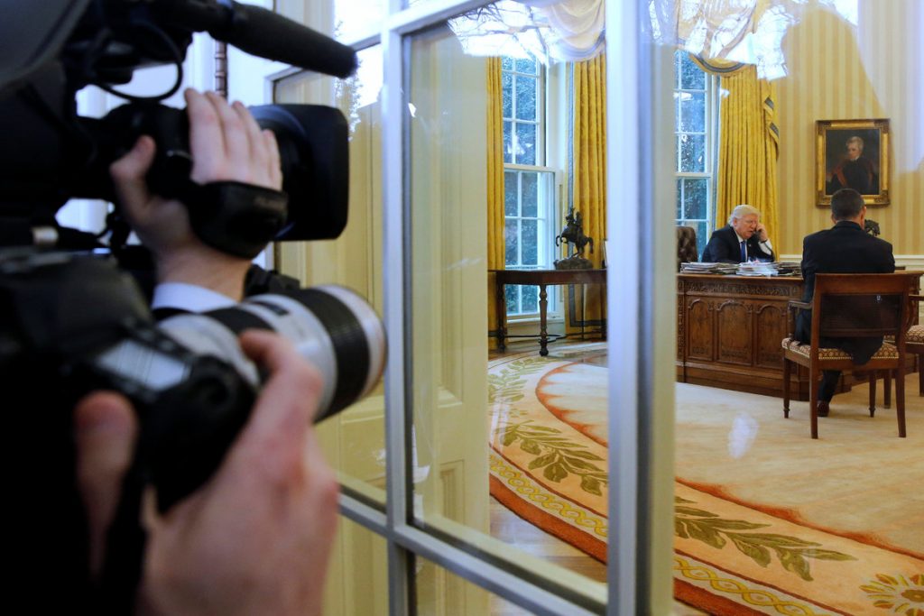 Ντόναλντ Τραμπ: Έκανε… show τα τηλεφωνήματα με Μέρκελ – Πούτιν [pics]