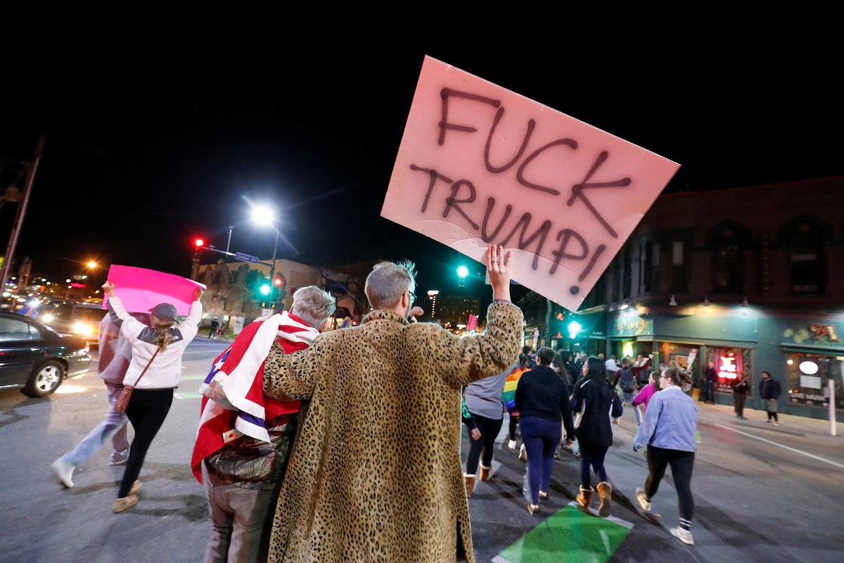 Νέα νύχτα διαδηλώσεων κατά του Τραμπ [pics, vids]