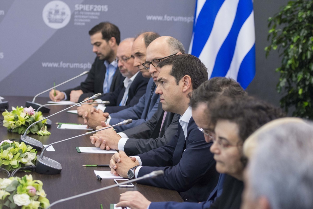 Εικόνες από τη συνάντηση του Τσίπρα με τον Πούτιν στην Αγία Πετρούπολη (ΦΩΤΟ)