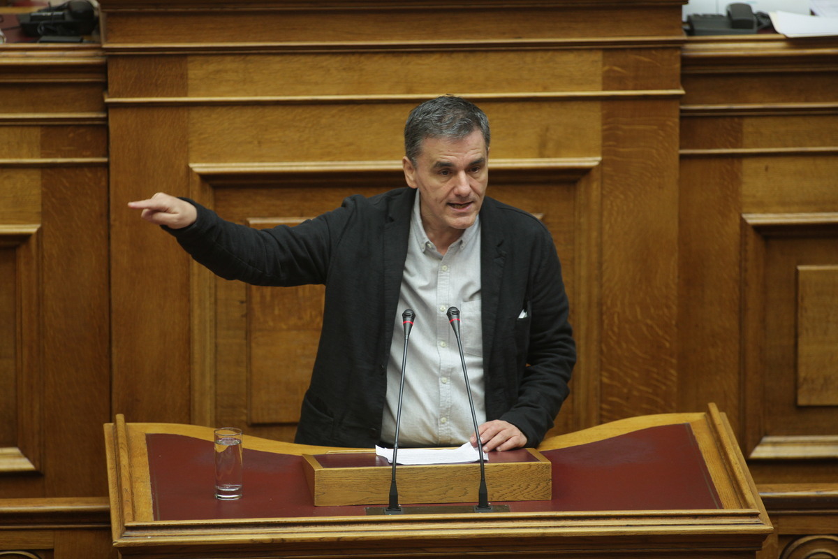 Τσακαλώτος υπέρ… Βαρουφάκη: “Φταίει και για την ήττα από τα Φερόε;”