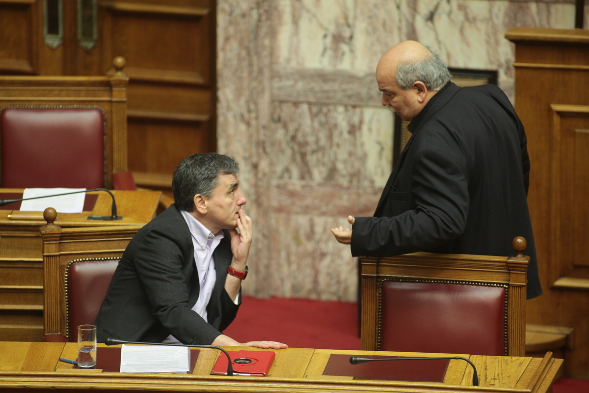 Ο Τσακαλώτος… “τρολάρει” τον Βούτση για τα ελληνικά του! (VIDEO)