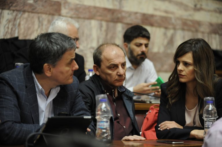 Βομβάρδισαν Τσακαλώτο – Αχτσιόγλου οι βουλευτές του ΣΥΡΙΖΑ – Πάνω από 40 πήραν το λόγο