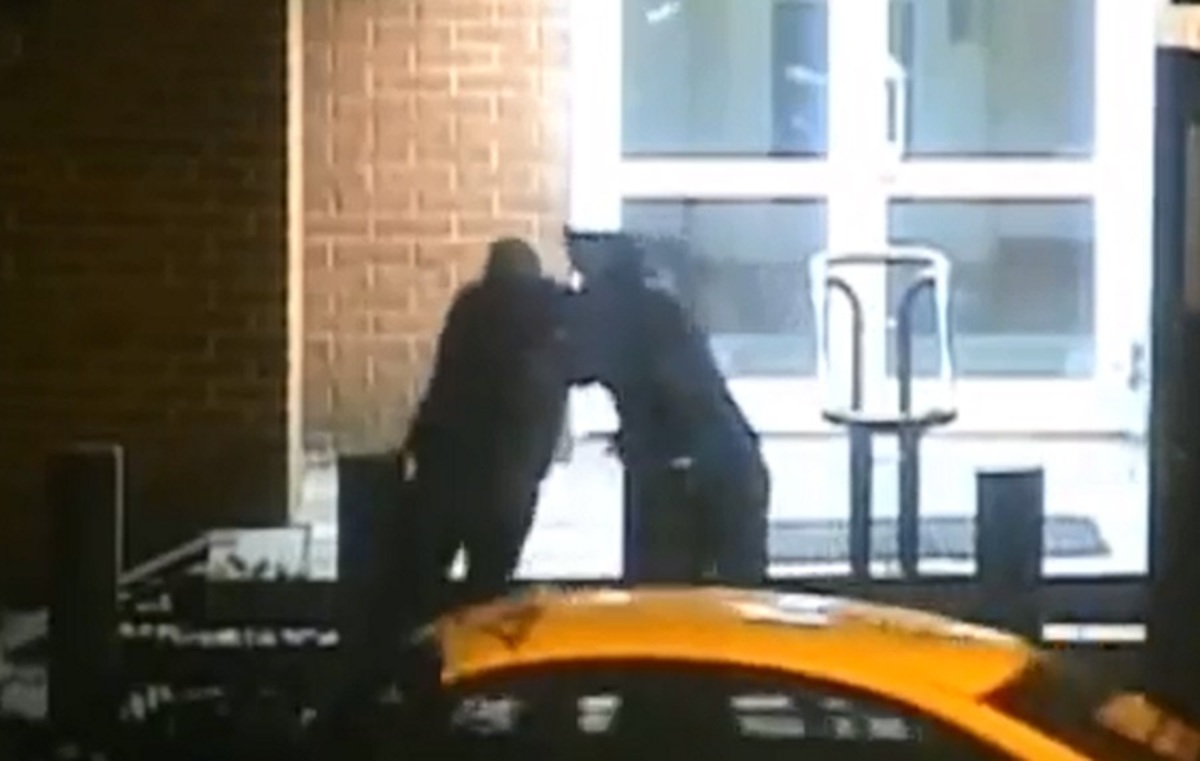 Нападение на американское посольство в Москве. Агент ЦРУ посольство Москвы. Нападение на дипломата. Внутри полицейской будки у посольства.