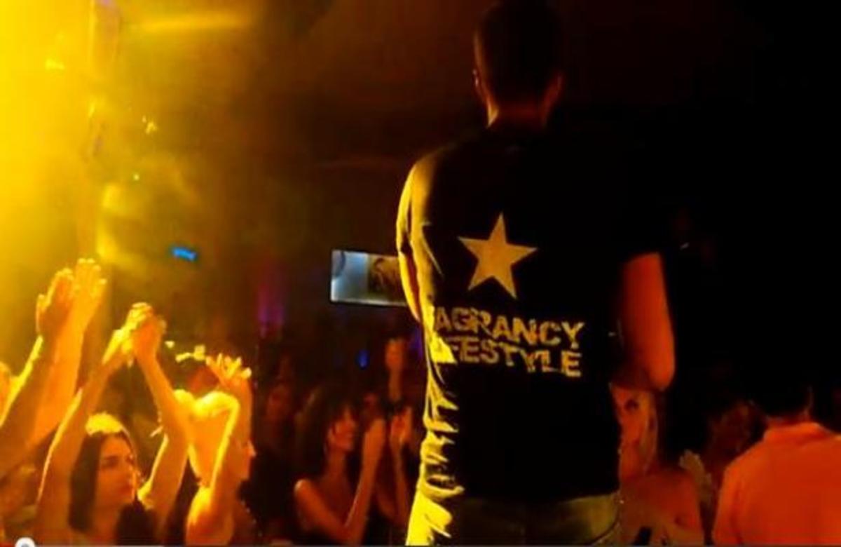 Πασίγνωστος τραγουδιστής είπε πάνω στη σκηνή “Παίρνεις τ’ αρχ….α μου”