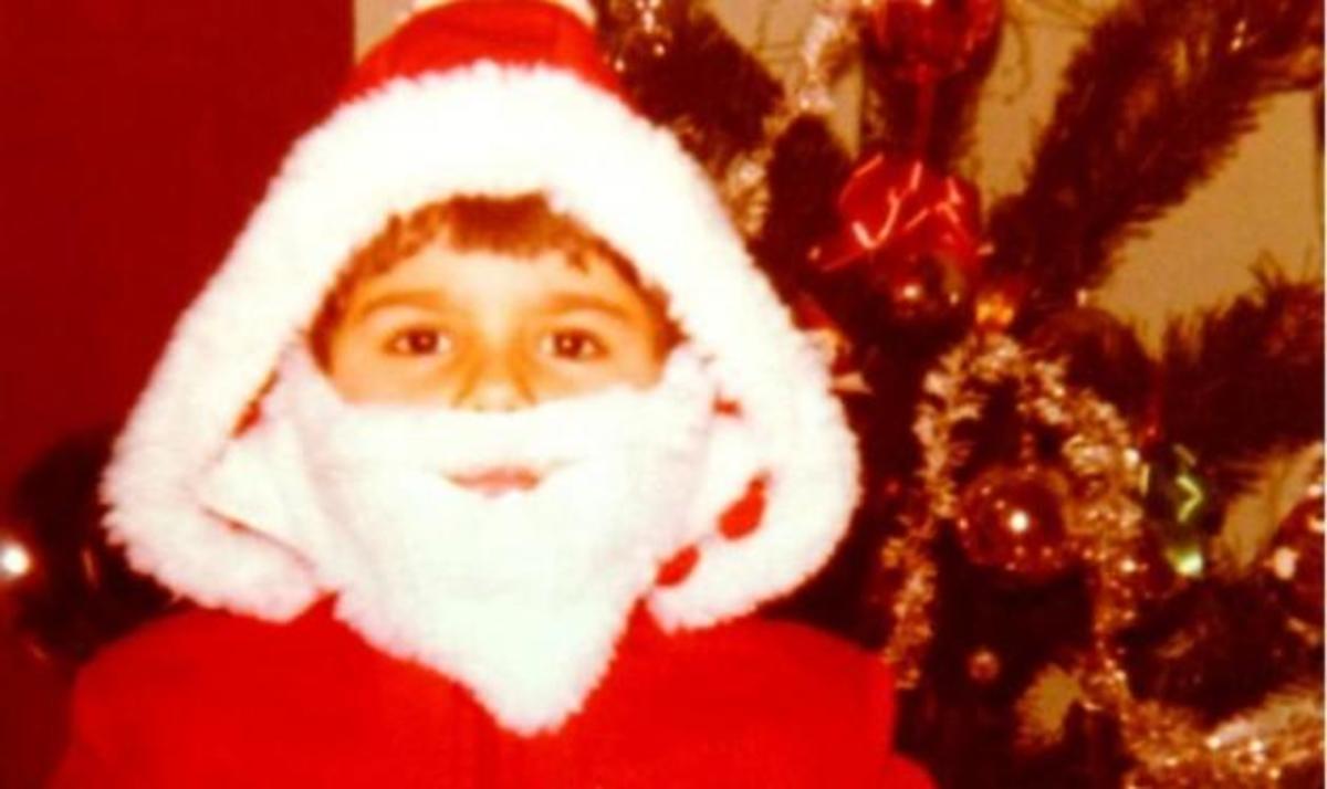 Ποιος διάσημος Έλληνας τραγουδιστής είναι ο μικρός Άγιος Βασίλης της φωτογραφίας;